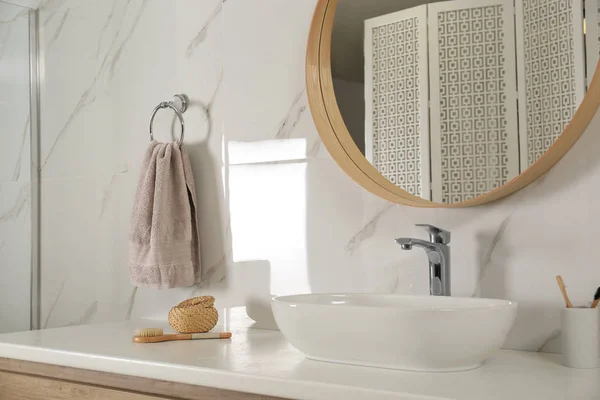 Badezimmereinrichtung Mit Spiegel Arbeitsplatte Und Weichem Handtuch Der Wand — Stockfoto