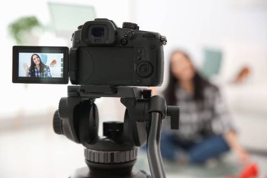 Kafede video kaydeden genç blogcu, kamera ekranına odaklan