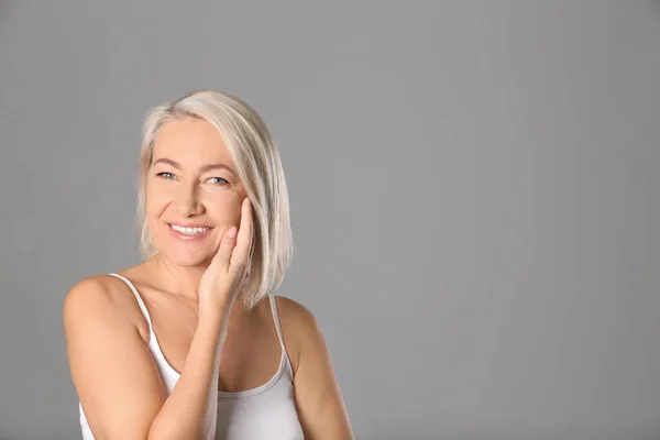 Porträt Einer Schönen Reifen Frau Auf Grauem Hintergrund Raum Für — Stockfoto