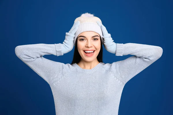 Giovane Donna Che Indossa Maglione Caldo Guanti Cappello Sfondo Blu — Foto Stock