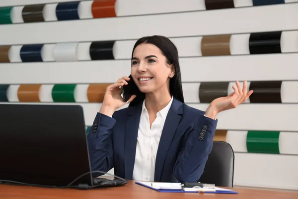 Saleswoman Berbicara Telepon Meja Dealer Mobil — Stok Foto