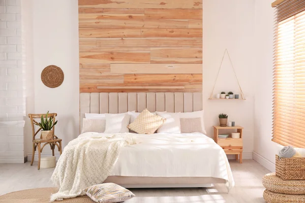 Stilvolles Interieur Mit Großem Bequemen Bett — Stockfoto