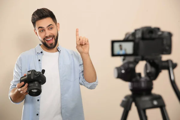 Joven Blogger Con Cámara Grabando Vídeo Sobre Fondo Beige — Foto de Stock