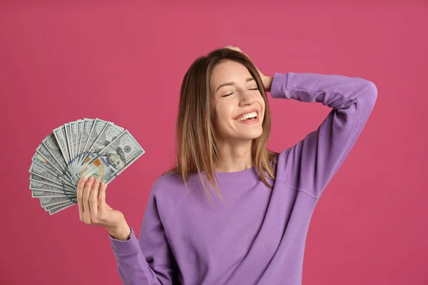 Mujer Joven Feliz Con Dinero Efectivo Sobre Fondo Rosa — Foto de Stock