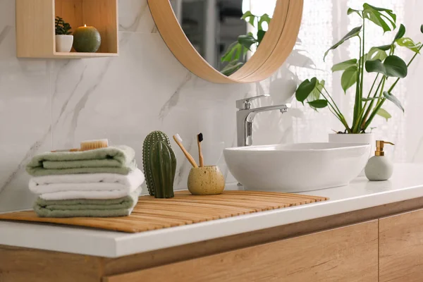 Stílusos Edény Mosogató Könnyű Pulton Modern Fürdőszobában — Stock Fotó