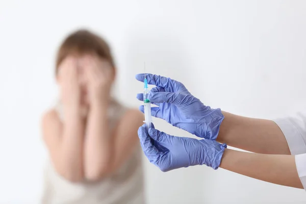 Doktor Elinde Suçiçeği Aşısıyla Şırınga Tutuyor Arka Planda Korkmuş Bir — Stok fotoğraf