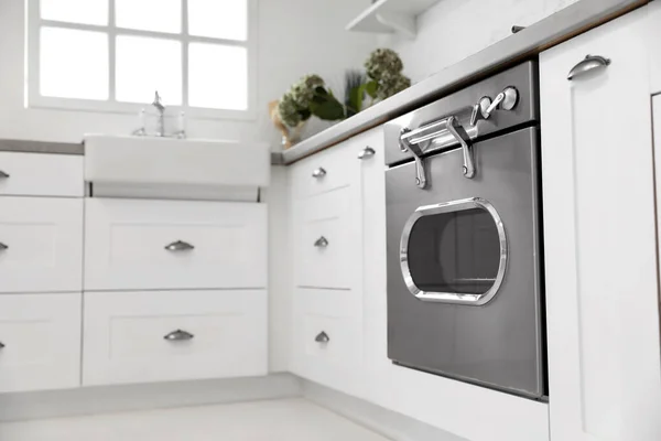 スタイリッシュなキッチンで新しい近代的なオーブン 調理器具 — ストック写真
