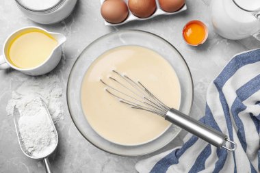 İnce krepler ve açık gri masadaki ürünler için hamur işi.