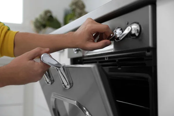 Homem Usando Forno Moderno Cozinha Close — Fotografia de Stock