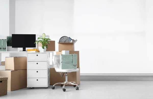 Kartons Und Verpackte Habseligkeiten Büro Platz Für Text Bewegender Tag — Stockfoto