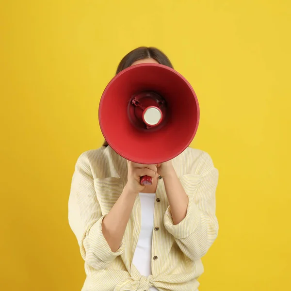 Jovem Mulher Com Megafone Fundo Amarelo — Fotografia de Stock