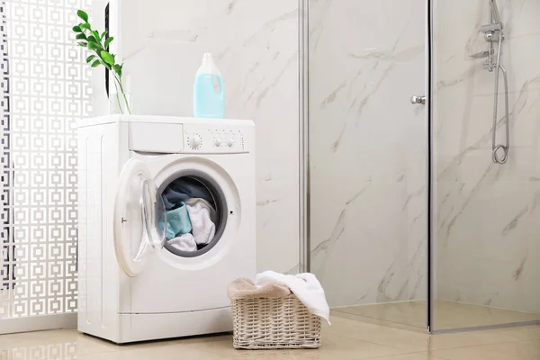 Máquina Lavar Roupa Moderna Com Toalhas Banheiro — Fotografia de Stock