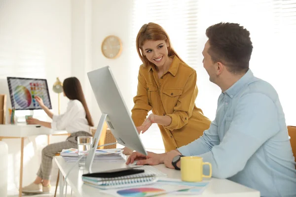 Diseñadores Profesionales Trabajando Juntos Una Oficina Moderna —  Fotos de Stock