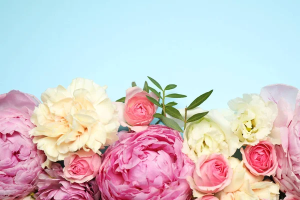 Platte Lay Compositie Met Prachtige Bloemen Ruimte Voor Tekst Lichtblauwe — Stockfoto