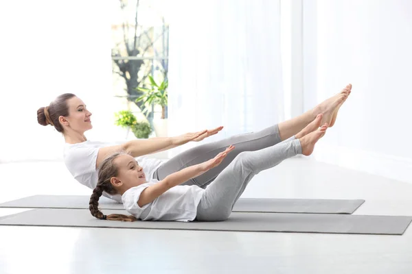 Madre Joven Con Hija Pequeña Practicando Yoga Casa — Foto de Stock