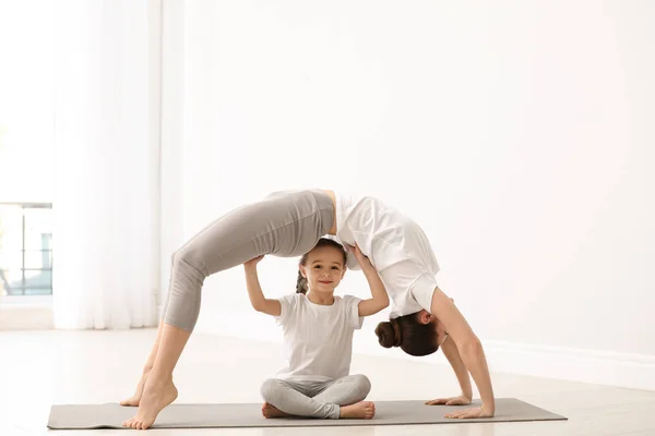 Madre Joven Con Hija Pequeña Practicando Yoga Casa — Foto de Stock