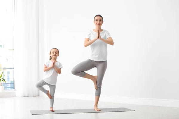 Madre Joven Con Hija Pequeña Practicando Yoga Casa — Foto de Stock