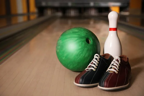 Pin Shoes Ball Alley Bowling Club Space Text — 스톡 사진