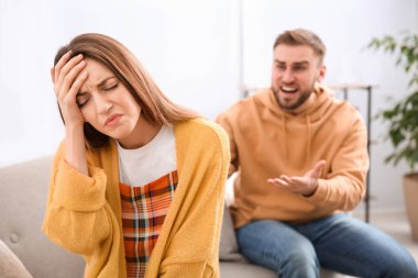Evde kavga eden bir çift. İlişki sorunları