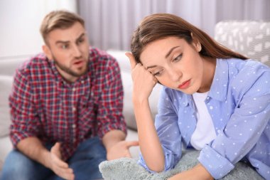 Evde kavga eden bir çift. İlişki sorunları