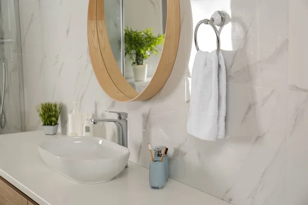 Badezimmereinrichtung Mit Spiegel Arbeitsplatte Und Weichem Handtuch Der Wand — Stockfoto
