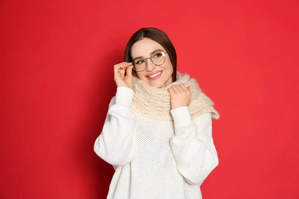 Jovem Mulher Vestindo Camisola Quente Cachecol Fundo Vermelho Temporada Inverno — Fotografia de Stock