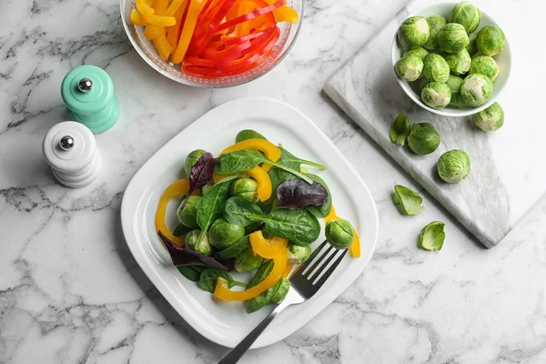 Lekkere Salade Met Spruitjes Geserveerd Witte Marmeren Tafel Plat Gelegd — Stockfoto