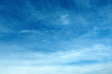 Güzel açık mavi gökyüzünün resimli görüntüsü