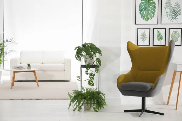 Stijlvol Interieur Met Comfortabele Fauteuil Schilderijen Van Tropische Bladeren — Stockfoto