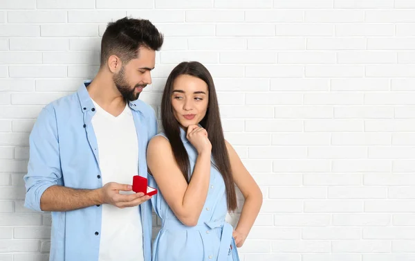 Hombre Con Anillo Compromiso Haciendo Propuesta Matrimonio Novia Cerca Pared — Foto de Stock