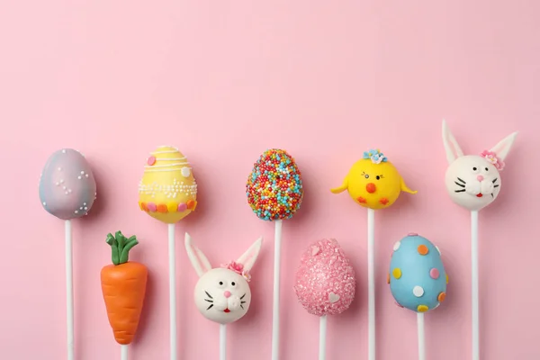 Leckere Süße Cake Pops Zum Osterfest Auf Rosa Hintergrund Flache — Stockfoto