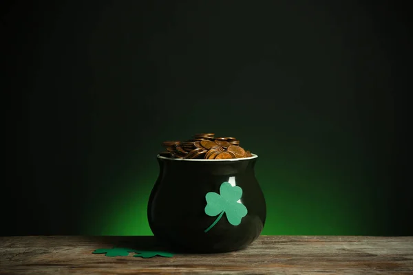 Potje Met Gouden Munten Klaver Houten Tafel Tegen Donkere Achtergrond — Stockfoto