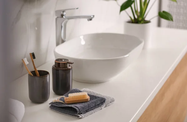 Artículos Tocador Fregadero Vasos Con Estilo Encimera Luz Baño Moderno — Foto de Stock