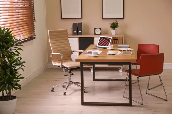 Kantor Direktur Dengan Meja Kayu Besar Desain Interior — Stok Foto