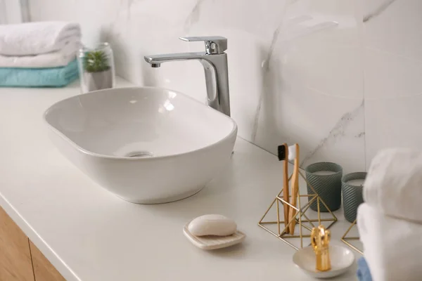 Stílusos Edény Mosogató Könnyű Pulton Modern Fürdőszobában — Stock Fotó