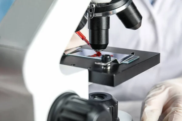 Cientista Pingar Amostra Sangue Microscópio Laboratório Perto Investigação Vírus — Fotografia de Stock