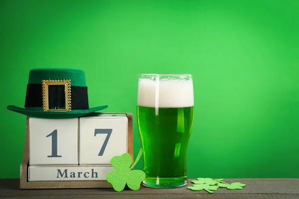 Composición Con Cerveza Verde Hojas Trébol Sobre Mesa Madera Celebración — Foto de Stock