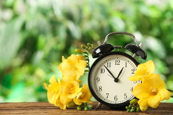 Relógio Despertador Belas Flores Primavera Mesa Madeira Conceito Mudança Temporal — Fotografia de Stock