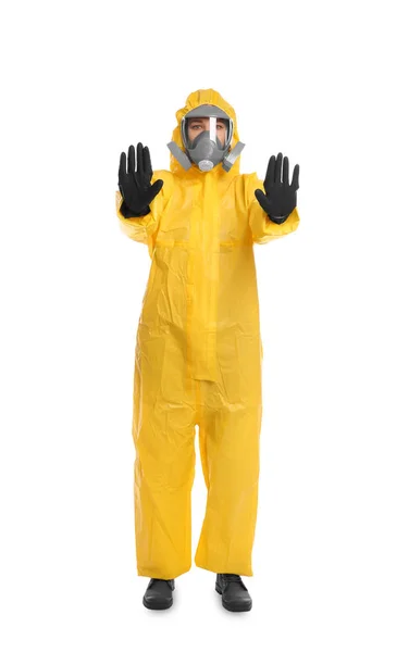 白い背景でストップジェスチャーを作る化学保護スーツの女性 ウイルス研究 — ストック写真