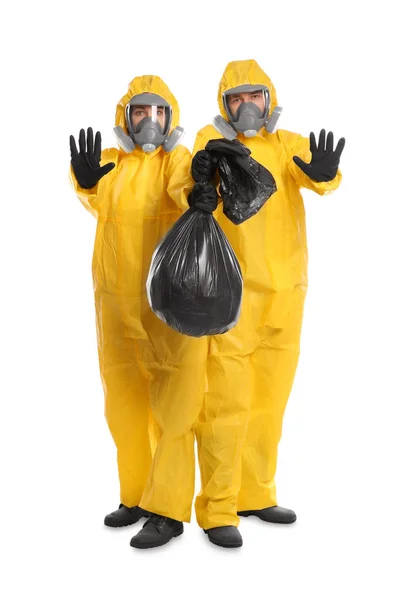 白い背景にゴミ袋付きの化学防護服の男と女 ウイルス研究 — ストック写真