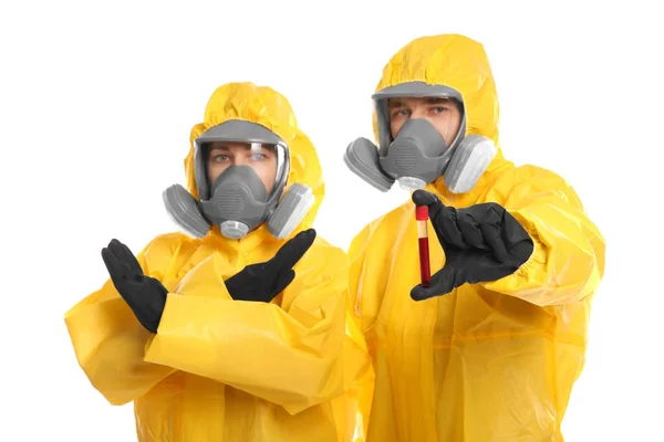 白の背景に血液サンプルの試験管と化学保護スーツの男と女 ウイルス研究 — ストック写真