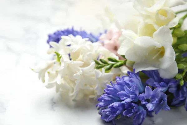 Mooie Lentebloemen Witte Tafel Close — Stockfoto