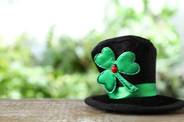 Cappello Leprecano Nero Con Foglia Trifoglio Sul Tavolo Legno Spazio — Foto Stock