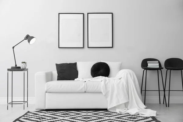 Elegantní Bílá Pohovka Moderním Obývacím Pokoji Interiéru — Stock fotografie