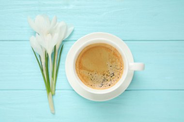 Bir fincan sabah kahvesi ve timsahlar açık mavi ahşap masa, düz uzanmış