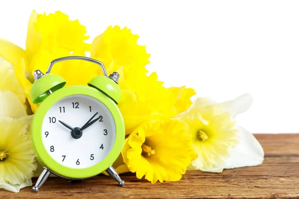 Relógio Alarme Verde Flores Primavera Mesa Madeira Contra Fundo Branco — Fotografia de Stock