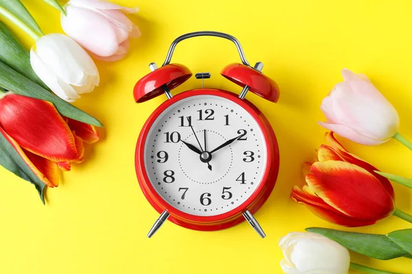 Reloj Despertador Rojo Flores Primaverales Sobre Fondo Amarillo Plano Cambio — Foto de Stock