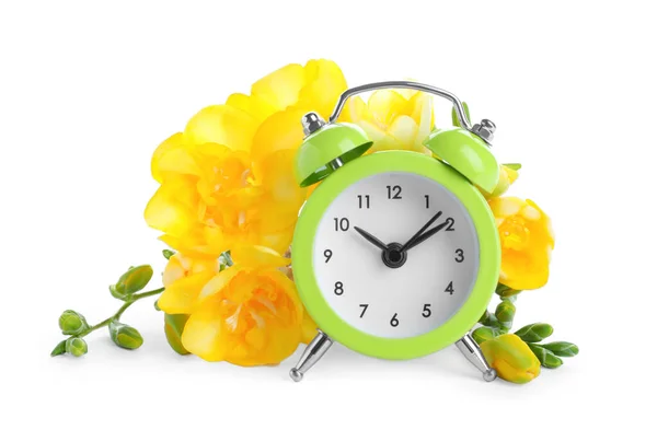 Reloj Despertador Verde Flores Primavera Sobre Fondo Blanco Cambio Hora — Foto de Stock