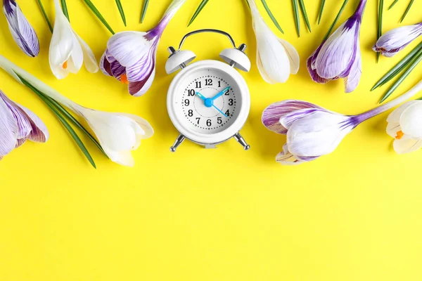 Fehér Ébresztőóra Tavaszi Virágokkal Helyet Szöveg Sárga Háttér Lapos Laikus — Stock Fotó