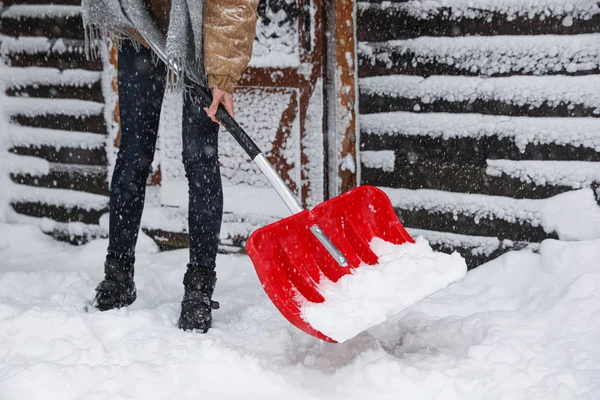 Mujer Joven Limpiando Nieve Con Pala Cerca Casa Primer Plano — Foto de Stock